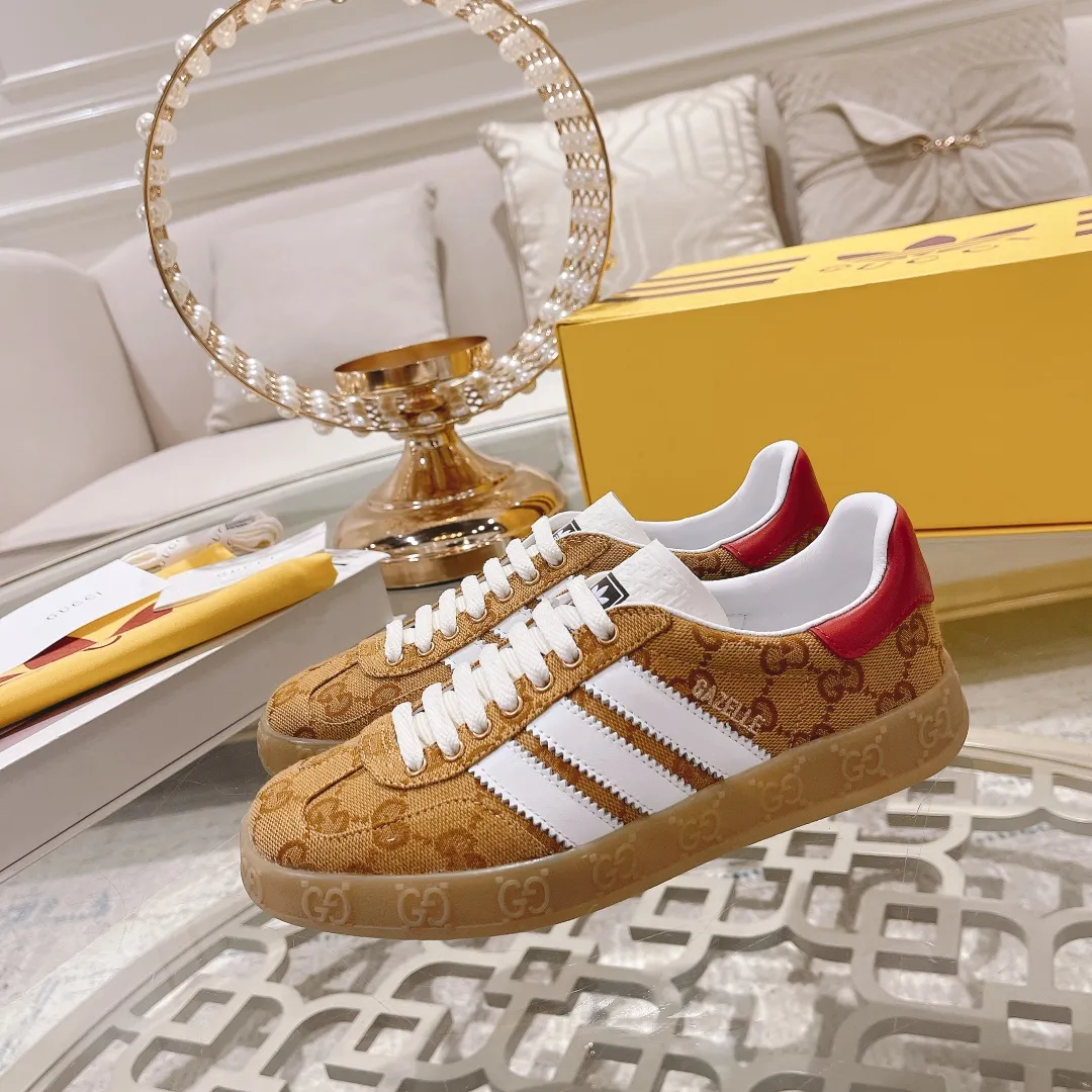 👟👟Ex-factory price 480👟👟 Women's shoe factory Gucci&adidas joint limited edition couple's sneakers. A super nice joint casual sneaker with rich and bold colors! It showed everyone a completely different charm from the past! Combining retro style and youthful sports style to create a new aesthetic! Vitality yet stylish at the same time! ! Upper - made of cowhide, cowhide, cloth. Lining - sheepskin lining for feet. Sole - original open-molded beef tendon non-slip and wear-resistant outsole. Size: 35-44 (couple style)